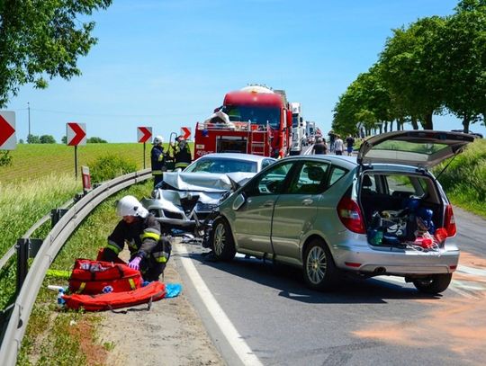 Tragiczne zderzenie na krajowej „11”. Jedna osoba nie żyje, dwie ranne ZDJĘCIA