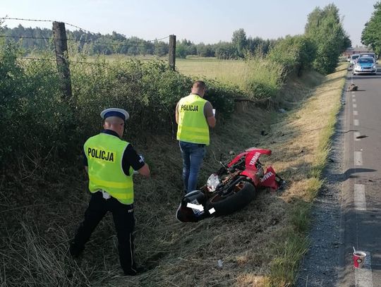 Tragiczny początek długiego weekendu. Motocyklista roztrzaskał się na drzewie