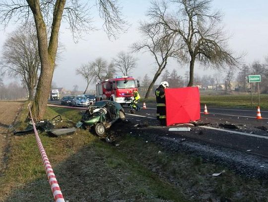 Tragiczny poranek. 41-letni kierowca zginął w zderzeniu z ciężarówką ZDJĘCIA