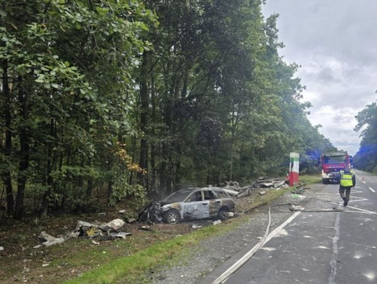 Tragiczny poranek na DK25. Kierowca uderzył w przystanek i spłonął we wraku