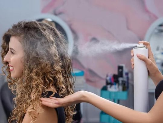 Trwała ondulacja bez efektu baranka: jak uzyskać modne, naturalne fale?