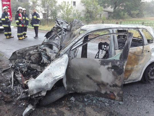 Trzech nastolatków rozbiło się na drzewie, auto doszczętnie spłonęło ZDJĘCIA