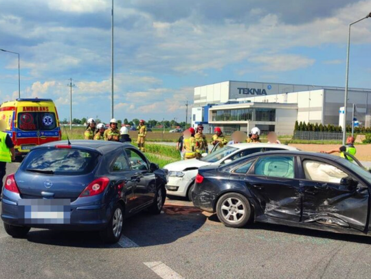 Trzy auta rozbite na skrzyżowaniu. Jedna z kobiet trafiła do szpitala