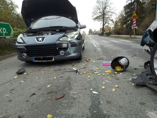 Trzy rozbite pojazdy, jedna osoba poszkodowana ZDJĘCIA