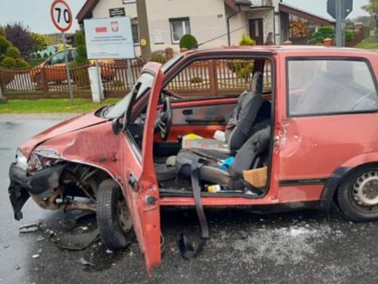 Trzy samochody zderzyły się na drodze. Kierowca Fiata w szpitalu