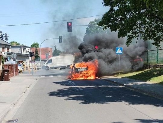 Tuż przed sygnalizacją świetlną. Pożar osobówki w Kościelnej Wsi