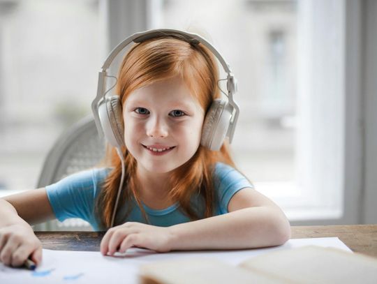 Twoje dziecko nie lubi czytać? Włącz mu audiobooki