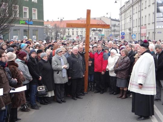 Tysiące kaliszan na drodze krzyżowej ZDJĘCIA