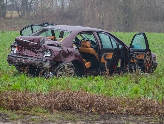 Uciekając przed policją, rozbił się BMW. Za kierownicą 17-latek, w aucie środki odurzające ZDJĘCIA