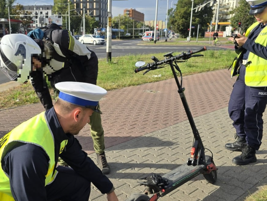 Uciekał przed policją na hulajnodze elektrycznej. Dostał 𝐓𝐑𝐙𝐘 mandaty Uciekał przed policją na hulajnodze elektrycznej. Dostał 𝐓𝐑𝐙𝐘 mandaty
