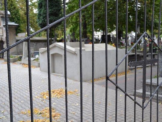 Uczniowie otoczą opieką zabytkowe nagrobki