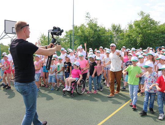 Uczniowie z SP nr 19 nagrali teledysk z raperem Mezo WIDEO