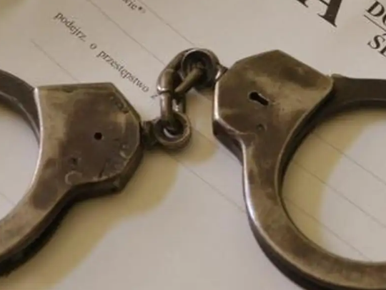 Uderzali metalowym kastetem. Dwóch młodych mężczyzn usłyszało zarzuty