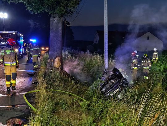 Uderzył w drzewo i stanął w płomieniach. Zdążyli uciec przed ogniem