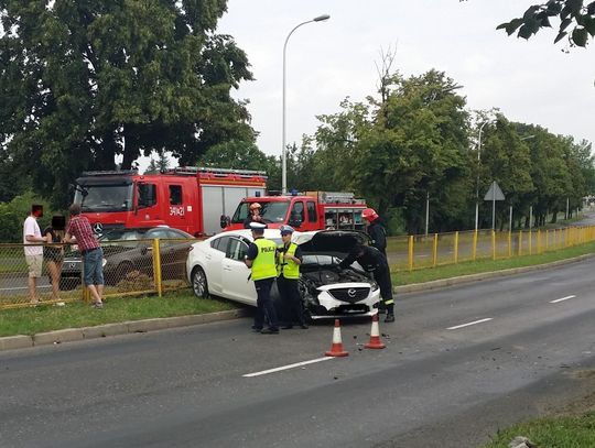 Uderzył w drzewo, później w barierki. Wiózł swojego syna