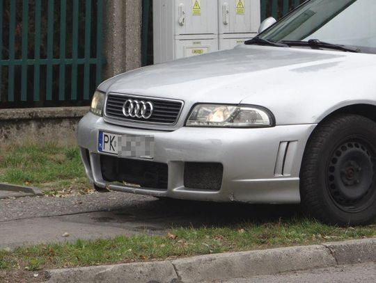 Uderzył w mercedesa i próbował uciec ZDJĘCIA