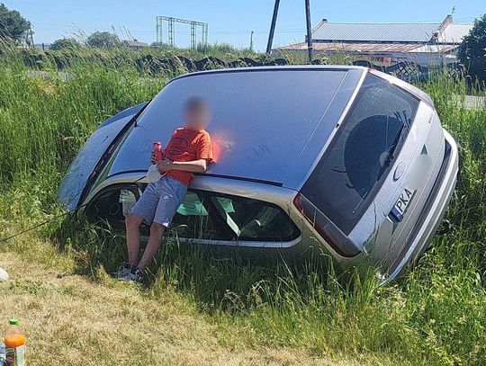 Uderzył w naczepę ciężarówki. Jazda zakończona w rowie