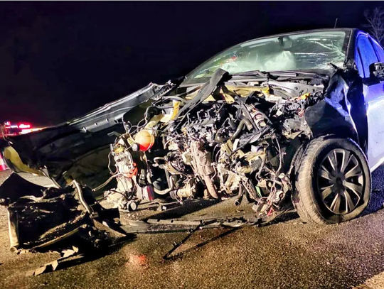 Uderzył w naczepę ciężarówki. Peugeot skasowany