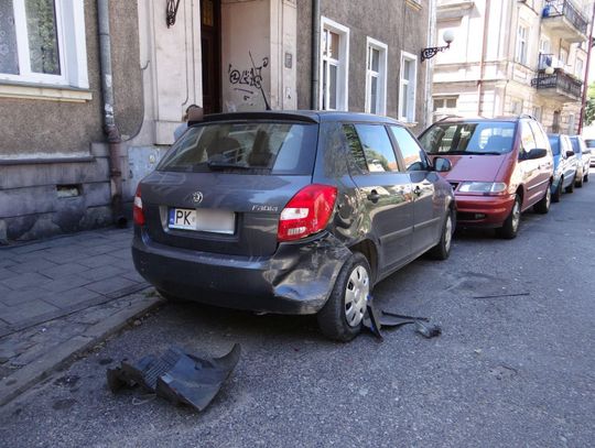 Uderzyła w samochód, budynek i znak drogowy. Kierująca kompletnie pijana ZDJĘCIA