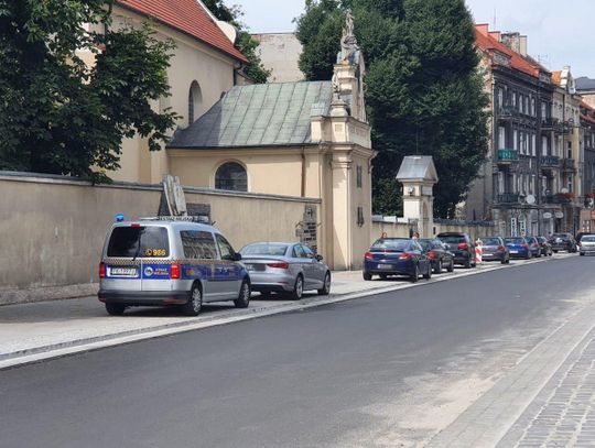 Ul. Śródmiejska. Sypią się mandaty za parkowanie po stronie kościoła