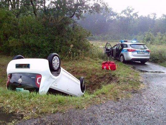 Volkswagen na dachu i w rowie. Za kierownicą 19-latek  ZDJĘCIA