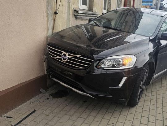 Volvo rozbite na ścianie budynku. Kierowca na podwójnym gazie