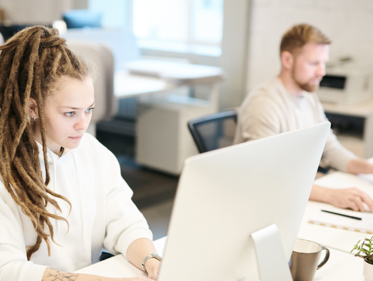 W budżetówce płacą więcej niż w firmach prywatnych. Tyle zarabiają Polacy W budżetówce płacą więcej niż w firmach prywatnych. Tyle zarabiają Polacy