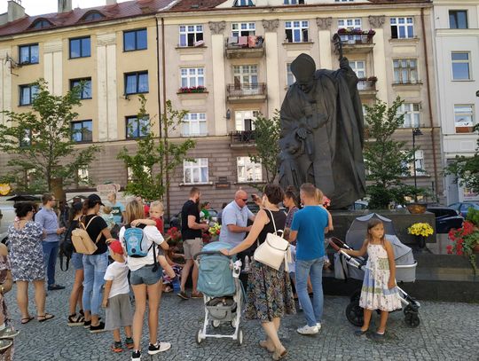 W Kaliszu zapłonęło "światełko dla Szymonka" ZDJĘCIA i WIDEO