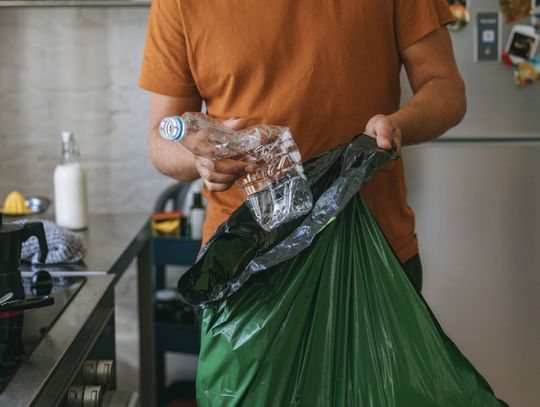 Będzie można oddać plastikową butelkę do sklepu. Kiedy i za ile?