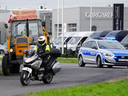 W Sieradzu gnojowica na drogach, u nas kolumna traktorów. Rolnicy protestowali ZDJĘCIA