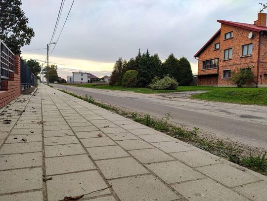 W sołectwie Dobrzec zbudowano 400 metrów chodnika ZDJĘCIA