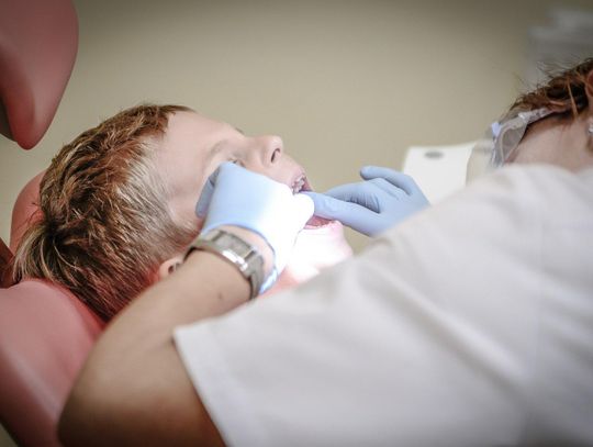 W wakacje czas zadbać o zęby. Gabinety dentystyczne będą czynne także w szkołach