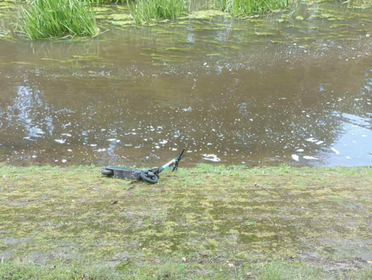 Wandalizm czy bezmyślność? Hulajnoga porzucona na stromym brzegu