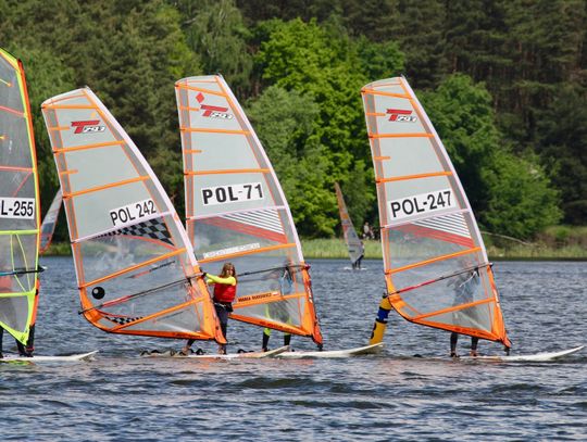 Weekend z żaglami w Szałem. Ruszają Ogólnopolskie Regaty Windsurfingowe