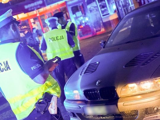 Wieczorny zlot kierowców pod marketem. Wkroczyła policja, posypały się mandaty