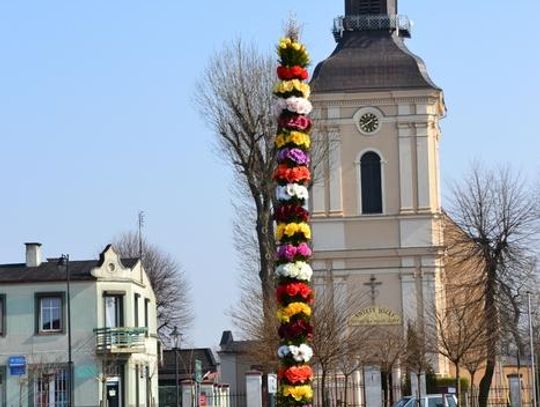 Wielkanocna palma na rynku w Koźminku