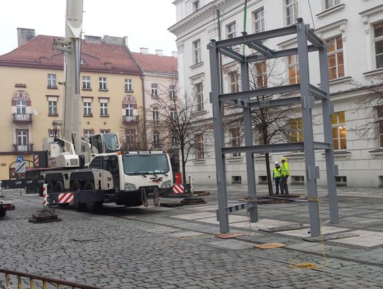 Wielki dźwig przy ratuszu. Część Głównego Rynku wyłączona z użytku