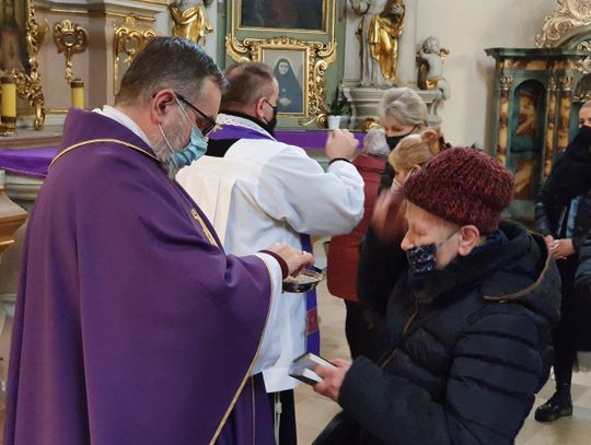 „Wielki Post ma być czasem wytrwałej pracy nad sobą”. Dziś Środa Popielcowa ZDJĘCIA