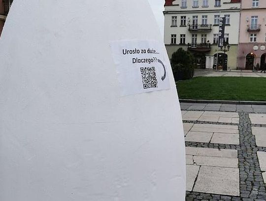 Wielkie jajo na Głównym Rynku. O co chodzi? ZDJĘCIA