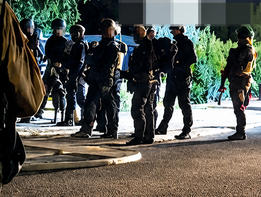 Wielogodzinna akcja policji. Zabarykadował się w domu, z okien leciał ogień