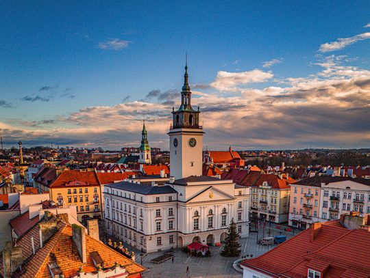 Wjazd, wyjazd i postój pojazdów na Głównym Rynku. Od poniedziałku zmiany