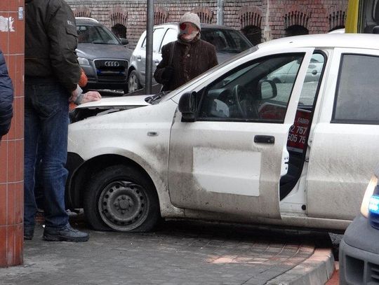 Wjechał autem w budynek marketu ZDJĘCIA