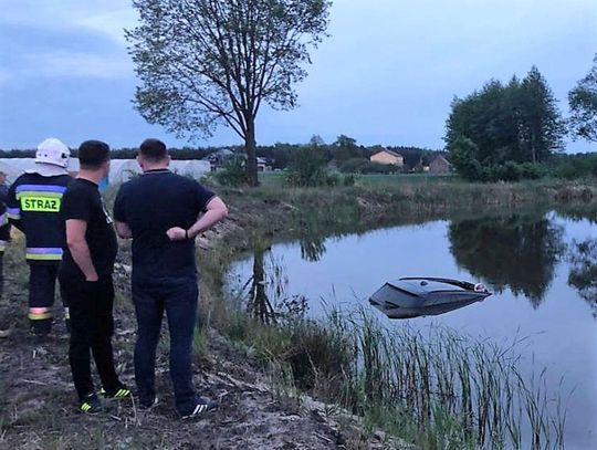 Wjechał BMW do stawu. Samochód sam powiadomił służby ratunkowe ZDJĘCIA