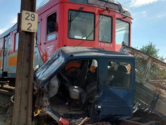 Wjechał pod pociąg, nie żyją dwie osoby. Kierowca usłyszał zarzut