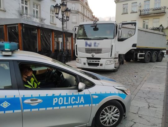 Wjechał tirem na Główny Rynek. Kierowca kompletnie pijany! WIDEO