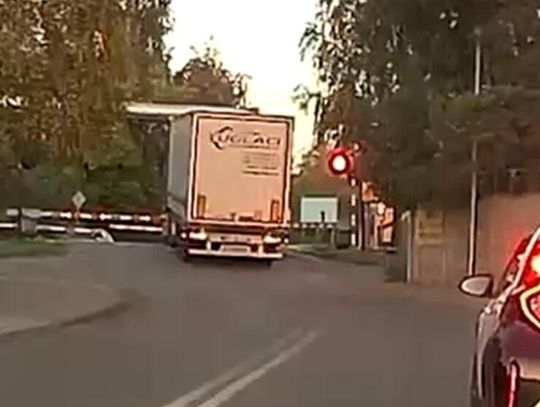 Wjechał tuż przed pociąg. Kierowca poszukiwany