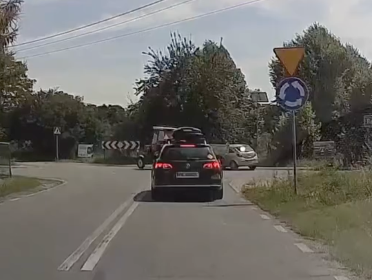 Wjechał z impetem na rondo. Niebezpieczny moment uchwycony na nagraniu WIDEO