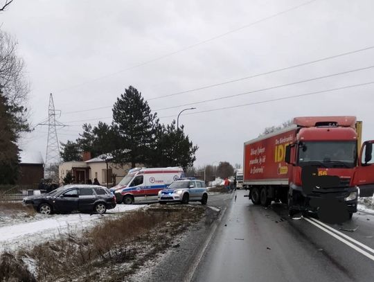 Wjechała pod ciężarówkę. 5-letnie dziecko trafiło do szpitala