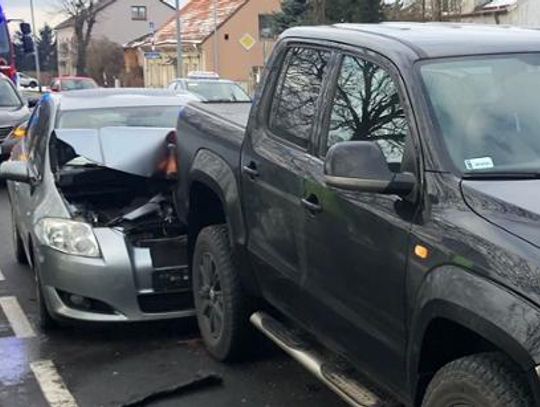 Wjechała w tył Volkswagena. Kierowca z urazem dłoni