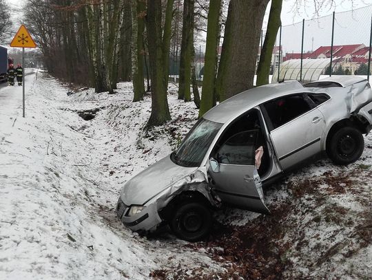 Wjechała wprost pod ciężarówkę. W samochodzie dziecko ZDJĘCIA